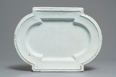 Un grand plat en faïence blanche de Delft, 18ème