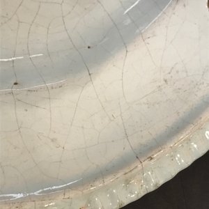 Un grand plat en faïence blanche de Delft, 18ème — photo 4