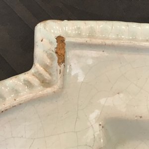 Un grand plat en faïence blanche de Delft, 18ème — photo 7