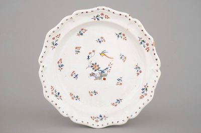 Un grand plat en faïence de Bruxelles, décor "A la haie fleurie", 18ème