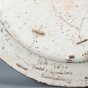 Un grand plat en faïence de Castelli polychrome à décor d'une bataille, atelier de Francesco Grue, Italie, 1ère moitié du 17ème — photo 3