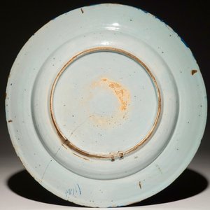 Un grand plat en faïence de Delft à décor de chinoiserie en bleu, manganèse et jaune, 2ème moitié du 17ème — photo 2