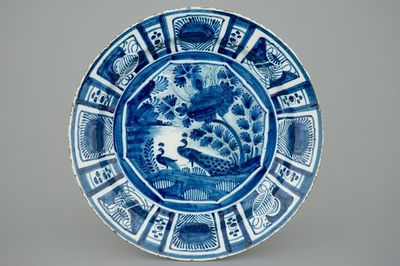 Un grand plat en faïence de Delft au décor chinoiserie de style kraak, 18ème