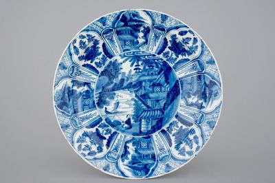 Un grand plat en faïence de Delft au décor chinoiserie, vers 1700