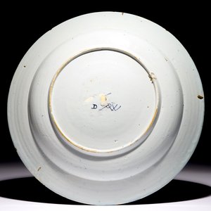 Un grand plat en faïence de Delft bleu et blanc à décor chinoiserie, 2ème moitié du 17ème — photo 2