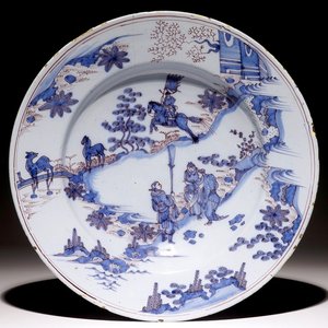 Un grand plat en faïence de Delft en bleu, blanc et manganèse à décor chinoiserie, 17ème — photo 1