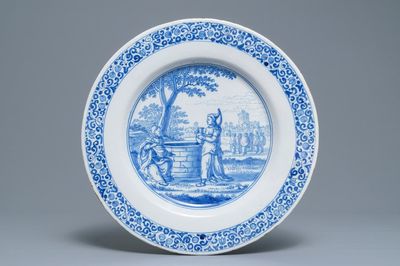 Un grand plat en faïence de Delft en bleu et blanc à décor de Jésus et la Samaritaine, fin du 17ème