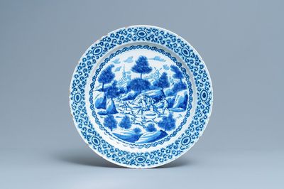 Un grand plat en faïence de Delft en bleu et blanc à décor de la chasse aux cerfs, 1er quart du 18ème