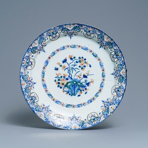 Un grand plat en faïence de Delft en palette cachemire, 1ère moitié du 18ème — photo 1