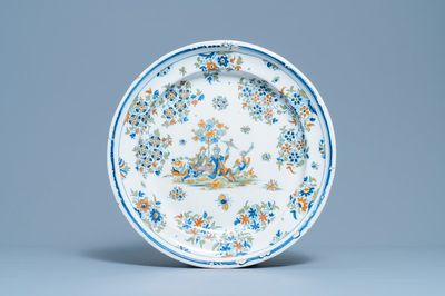 Un grand plat en faïence polychrome d'Alcora à décor de deux turcs, Espagne, 18ème