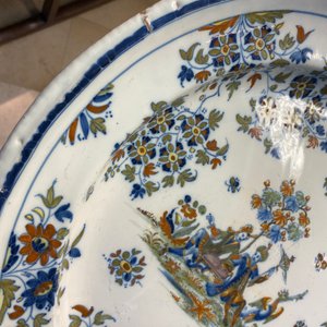 Un grand plat en faïence polychrome d'Alcora à décor de deux turcs, Espagne, 18ème — photo 13