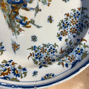 Un grand plat en faïence polychrome d'Alcora à décor de deux turcs, Espagne, 18ème — photo 17