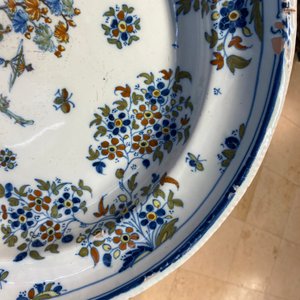 Un grand plat en faïence polychrome d'Alcora à décor de deux turcs, Espagne, 18ème — photo 18