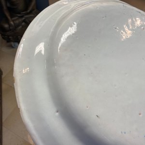Un grand plat en faïence polychrome d'Alcora à décor de deux turcs, Espagne, 18ème — photo 4