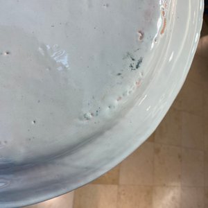 Un grand plat en faïence polychrome d'Alcora à décor de deux turcs, Espagne, 18ème — photo 7