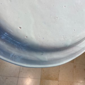 Un grand plat en faïence polychrome d'Alcora à décor de deux turcs, Espagne, 18ème — photo 8