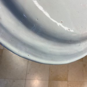 Un grand plat en faïence polychrome d'Alcora à décor de deux turcs, Espagne, 18ème — photo 9