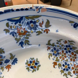 Un grand plat en faïence polychrome d'Alcora à décor de deux turcs, Espagne, 18ème — photo 10