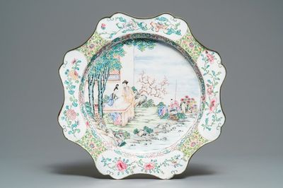 Un grand plat en forme de lotus en émaux de Canton, Chine, Yongzheng