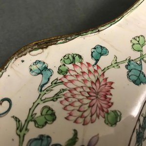 Un grand plat en forme de lotus en émaux de Canton, Chine, Yongzheng — photo 11