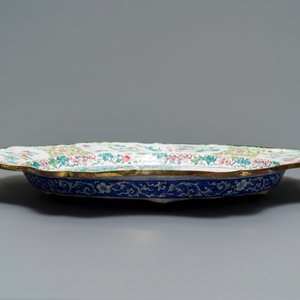 Un grand plat en forme de lotus en émaux de Canton, Chine, Yongzheng — photo 3