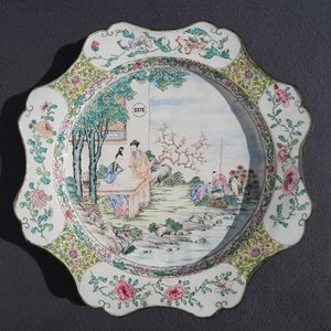 Un grand plat en forme de lotus en émaux de Canton, Chine, Yongzheng — photo 4