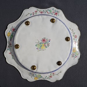 Un grand plat en forme de lotus en émaux de Canton, Chine, Yongzheng — photo 5