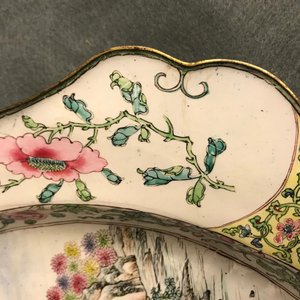 Un grand plat en forme de lotus en émaux de Canton, Chine, Yongzheng — photo 9