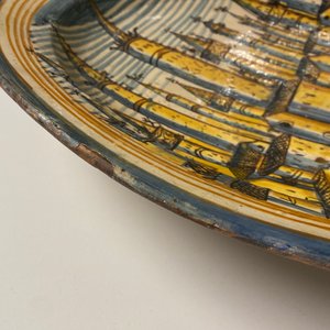 Un grand plat en majolique italienne à décor d'une vue sur San Gimignano, Deruta, 16/17ème — photo 11