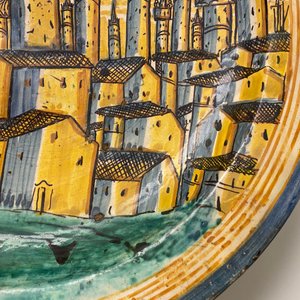 Un grand plat en majolique italienne à décor d'une vue sur San Gimignano, Deruta, 16/17ème — photo 19