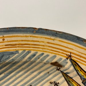 Un grand plat en majolique italienne à décor d'une vue sur San Gimignano, Deruta, 16/17ème — photo 10