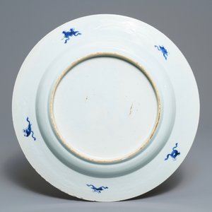 Un grand plat en porcelaine de Chine bleu et blanc à bordure aux paons, Kangxi — photo 2
