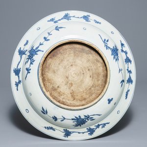 Un grand plat en porcelaine de Chine bleu et blanc à décor de raisins, Jiajing — photo 2