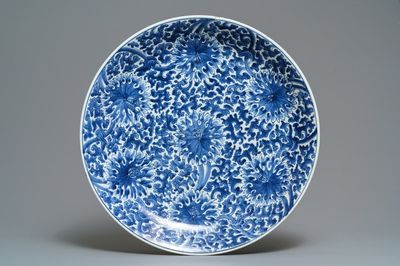 Un grand plat en porcelaine de Chine bleu et blanc à décor de rinceaux de lotus, Kangxi