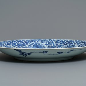 Un grand plat en porcelaine de Chine bleu et blanc à décor de rinceaux de lotus, Kangxi — photo 3