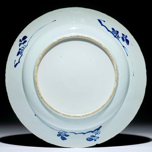 Un grand plat en porcelaine de Chine bleu et blanc à décor floral, Kangxi — photo 2