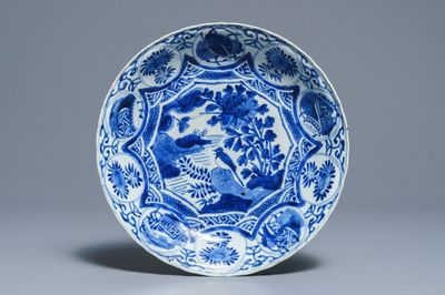 Un grand plat en porcelaine de Chine bleu et blanc de type kraak, Wanli