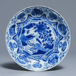 Un grand plat en porcelaine de Chine bleu et blanc de type kraak, Wanli — photo 1