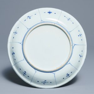 Un grand plat en porcelaine de Chine bleu et blanc de type kraak, Wanli — photo 2