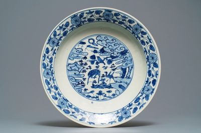 Un grand plat en porcelaine de Chine bleu et blanc dite 'de Swatow', Ming
