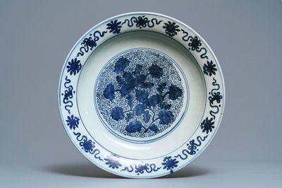 Un grand plat en porcelaine de Chine bleu et blanc, Jiajing