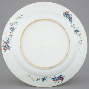 Un grand plat en porcelaine de Chine bleu et blanc surdécoré en Europe, époque Kangxi — photo 2