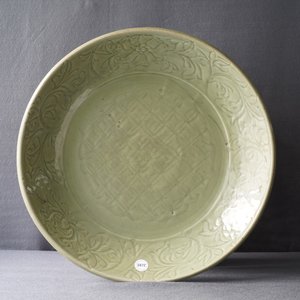 Un grand plat en porcelaine de Chine céladon de Longquan à décor incisé, Ming — photo 13