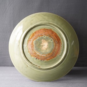 Un grand plat en porcelaine de Chine céladon de Longquan à décor incisé, Ming — photo 14
