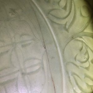 Un grand plat en porcelaine de Chine céladon de Longquan à décor incisé, Ming — photo 4