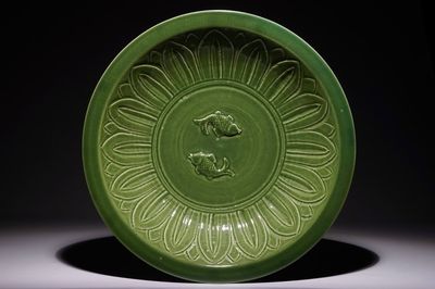 Un grand plat en porcelaine de Chine céladon foncé, 20ème