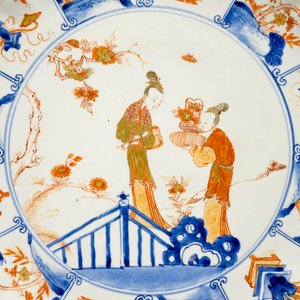Un grand plat en porcelaine de Chine de style Imari à décor de femmes dans un jardin, Kangxi/Yongzheng — photo 2