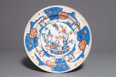 Un grand plat en porcelaine de Chine de style imari à décor d'une pagode, Kangxi