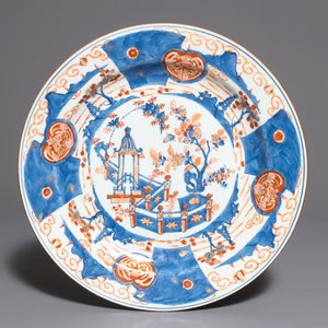 Un grand plat en porcelaine de Chine de style imari à décor d'une pagode, Kangxi — photo 1