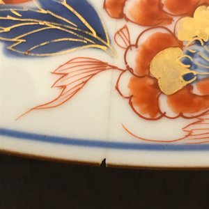 Un grand plat en porcelaine de Chine de style Imari, Kangxi — photo 4